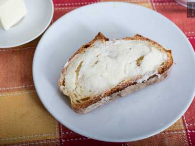 Pane, burro e zucchero � Il pane era il vero protagonista delle merende: parliamo di quello �vero�, casereccio, non certo in cassetta, all�olio o tipo sandwich. Fette che venivano condite nei modi pi� svariati. La merenda pi� dolce in assoluto era �pane burro e zucchero�, realizzata con tre ingredienti basilari che non mancavano mai in dispensa